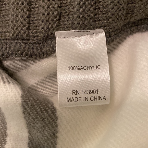 Coco & Carmen turtleneck poncho - Picture 8 of 11